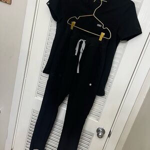 Figs-Small tall pant skinny pant, one pocket top small